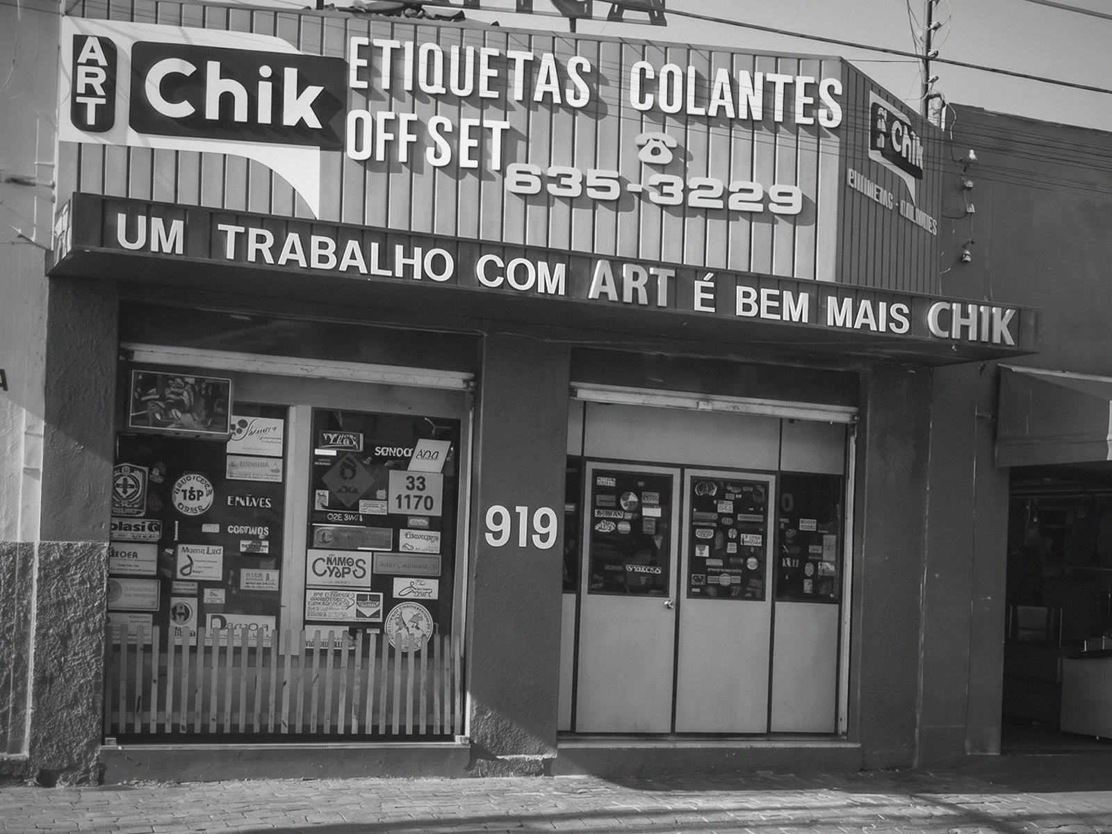Fachada da Art Chik em 1976, na Rua Capitão Salomão — foto em preto e branco