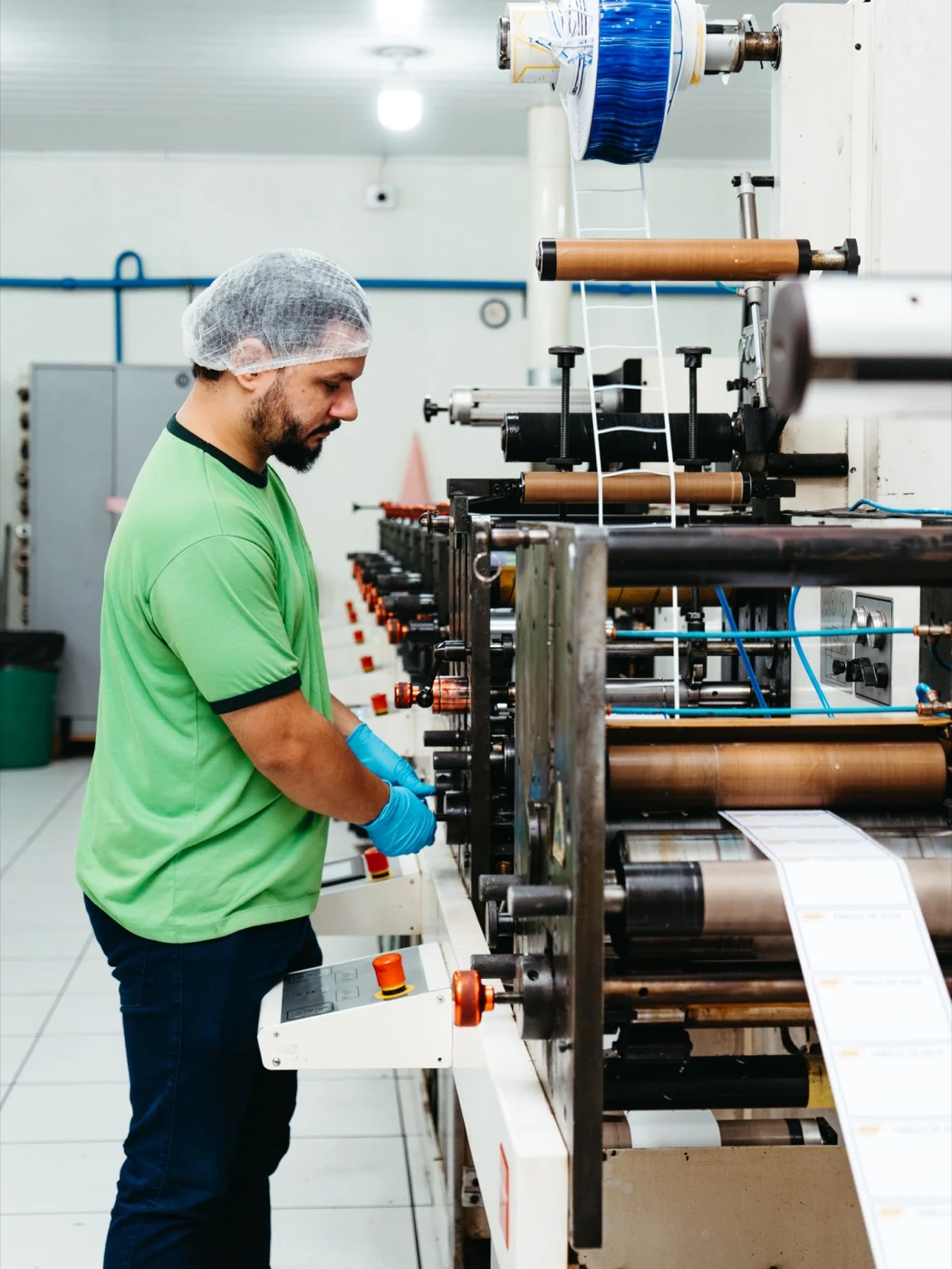 Operador na impressora flexográfica da Art Chik